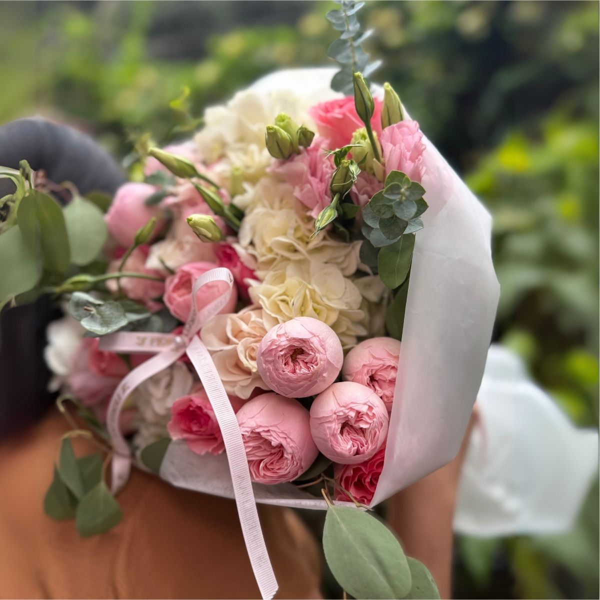 Ramo hortensias y peonias (Rosas inglesas)