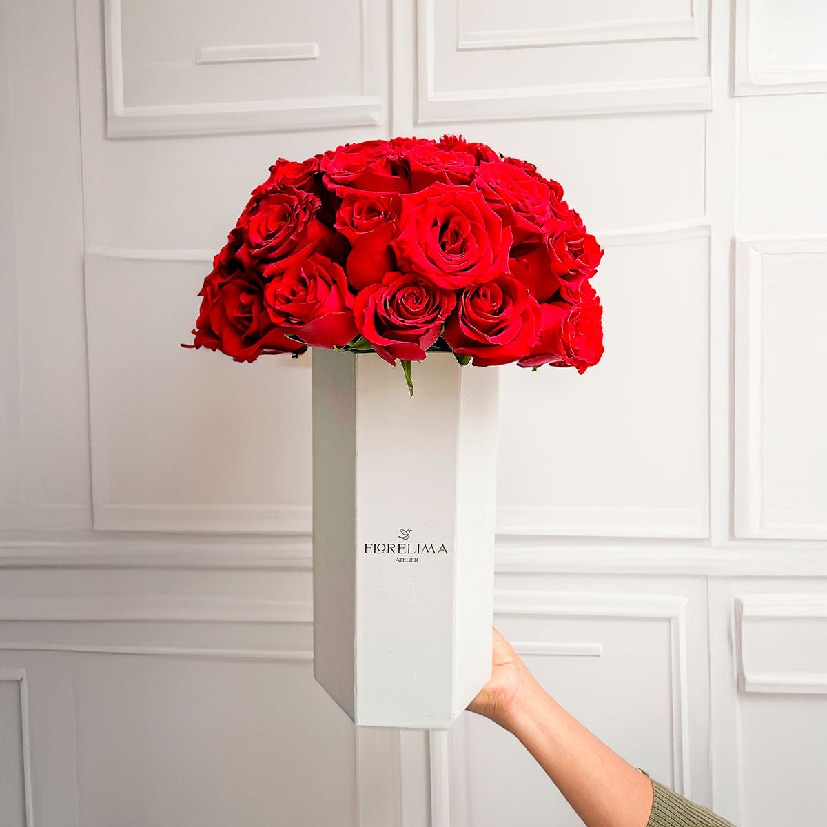 Tall Box Escarlata: Rosas Rojas Premium