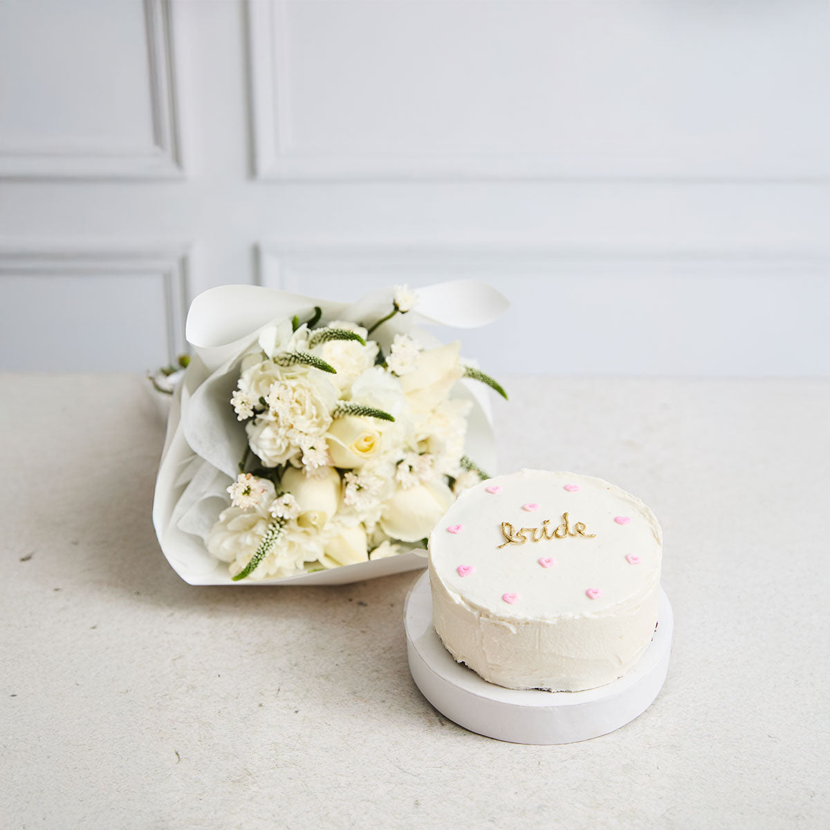 Pack Novia: Ramo Rosas y Claveles Blancos Y Mini Torta Bride