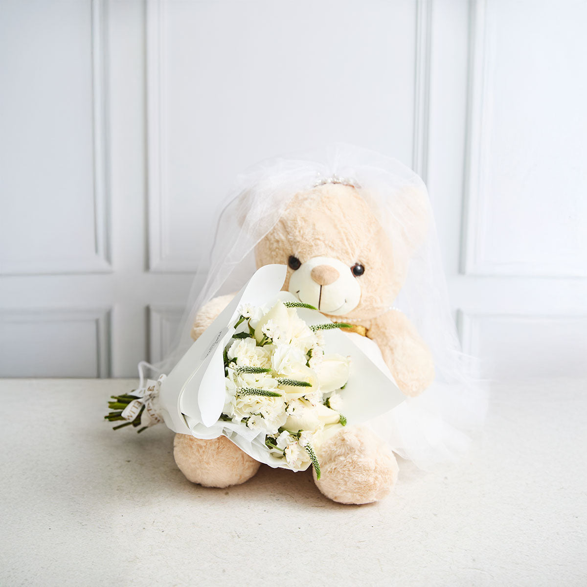 Ramo Rosas Blancas, Claveles Blancos y Peluche Oso Bride