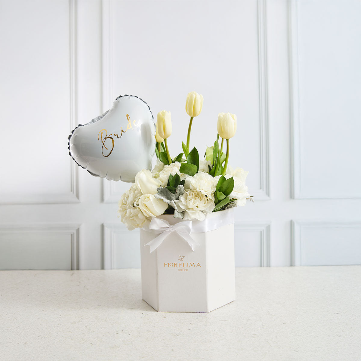 Box Rosas, Claveles y Tulipanes blancos y Globo Small Bride