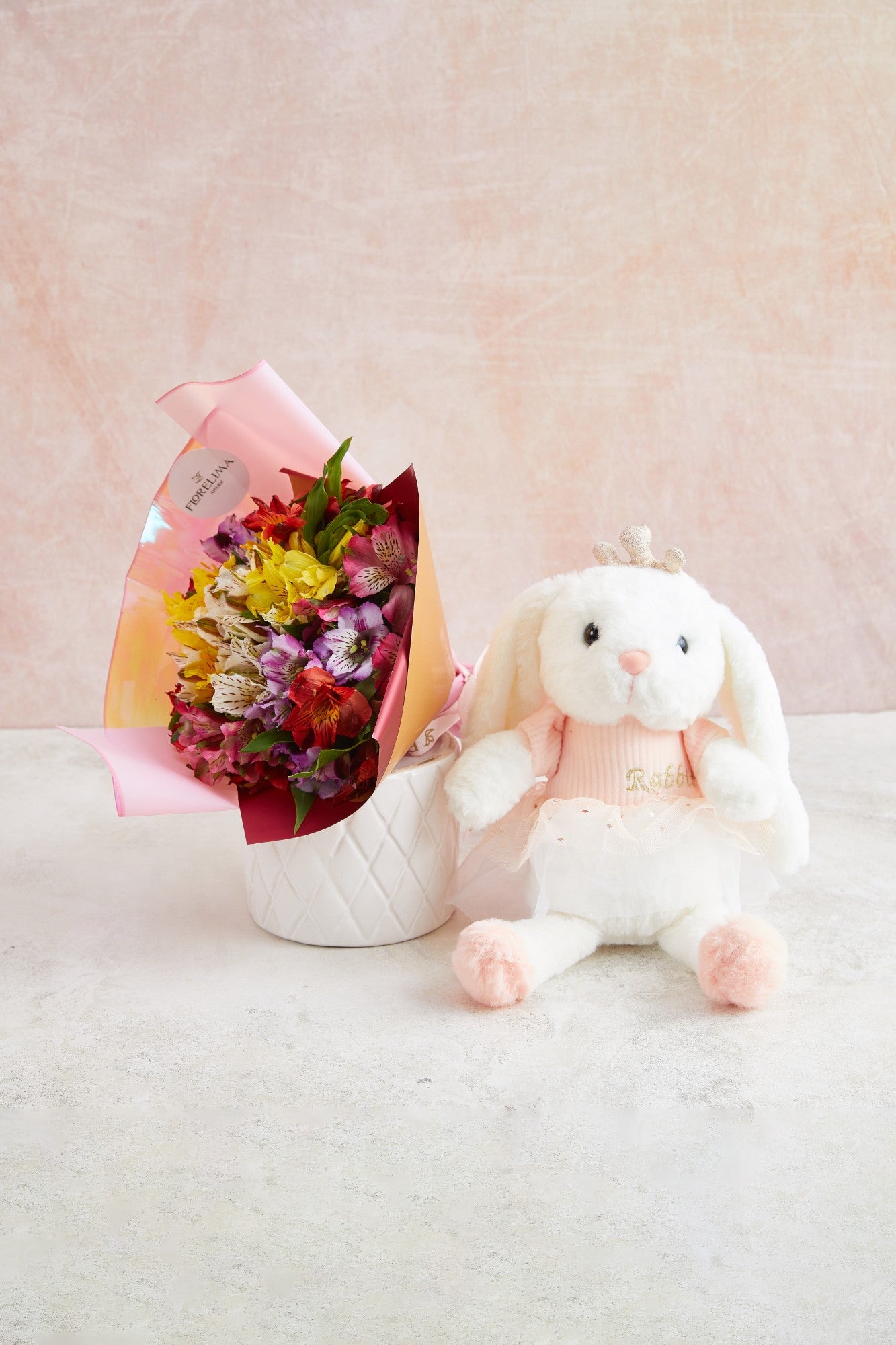Regalo Cumpleaños Mujer - Felicidades - Graduación: Set Ternura (mini Ramo De Astromelias + Conejita De Peluche Emiliana)