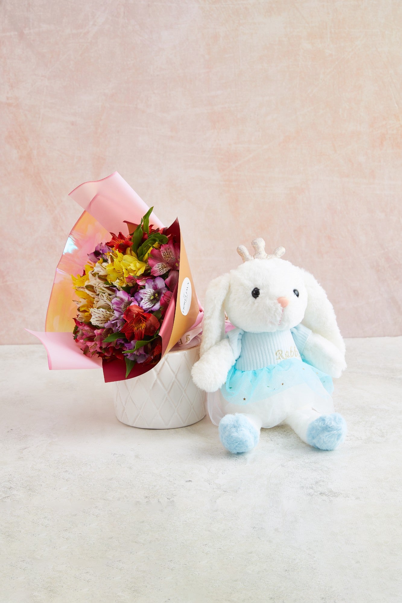 Regalo Cumpleaños Mujer - Felicidades - Graduación: Set Ternura (mini Ramo De Astromelias + Conejita De Peluche Emiliana)