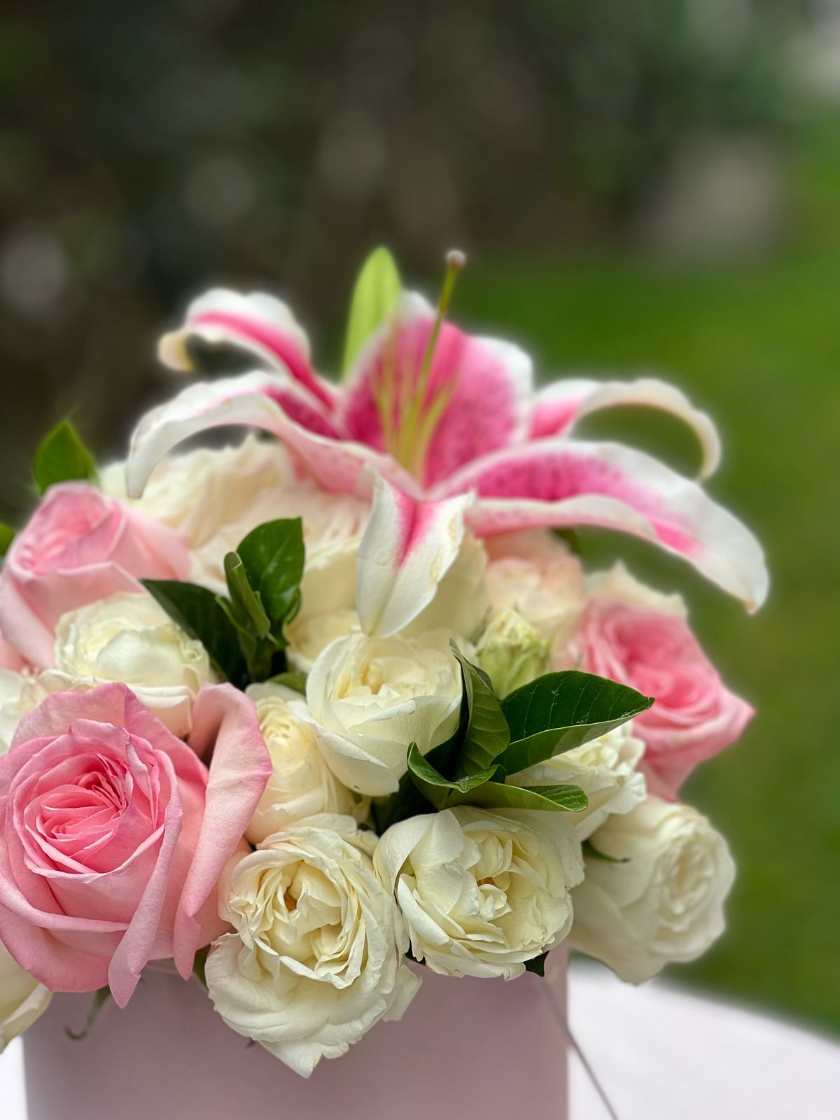 Lirios y Peonias Blancas - Rosas Inglesas