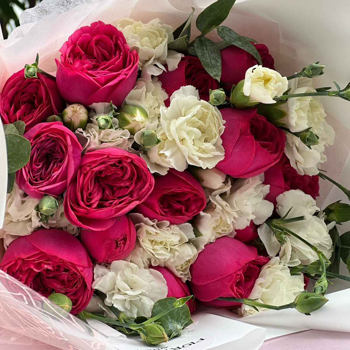 Ramo Ariana - Peonias Fucsias y clavelines blanco