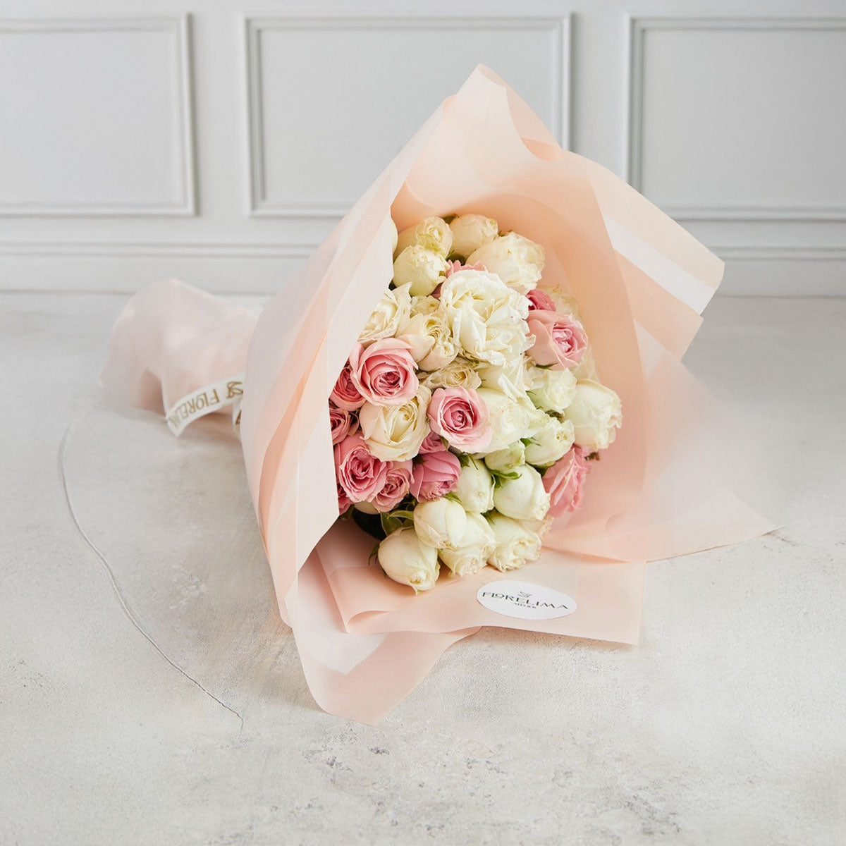 Ramo Enamórate: Peonias Blancas (Rosas Inglesas) y Mini Rosas Rosadas