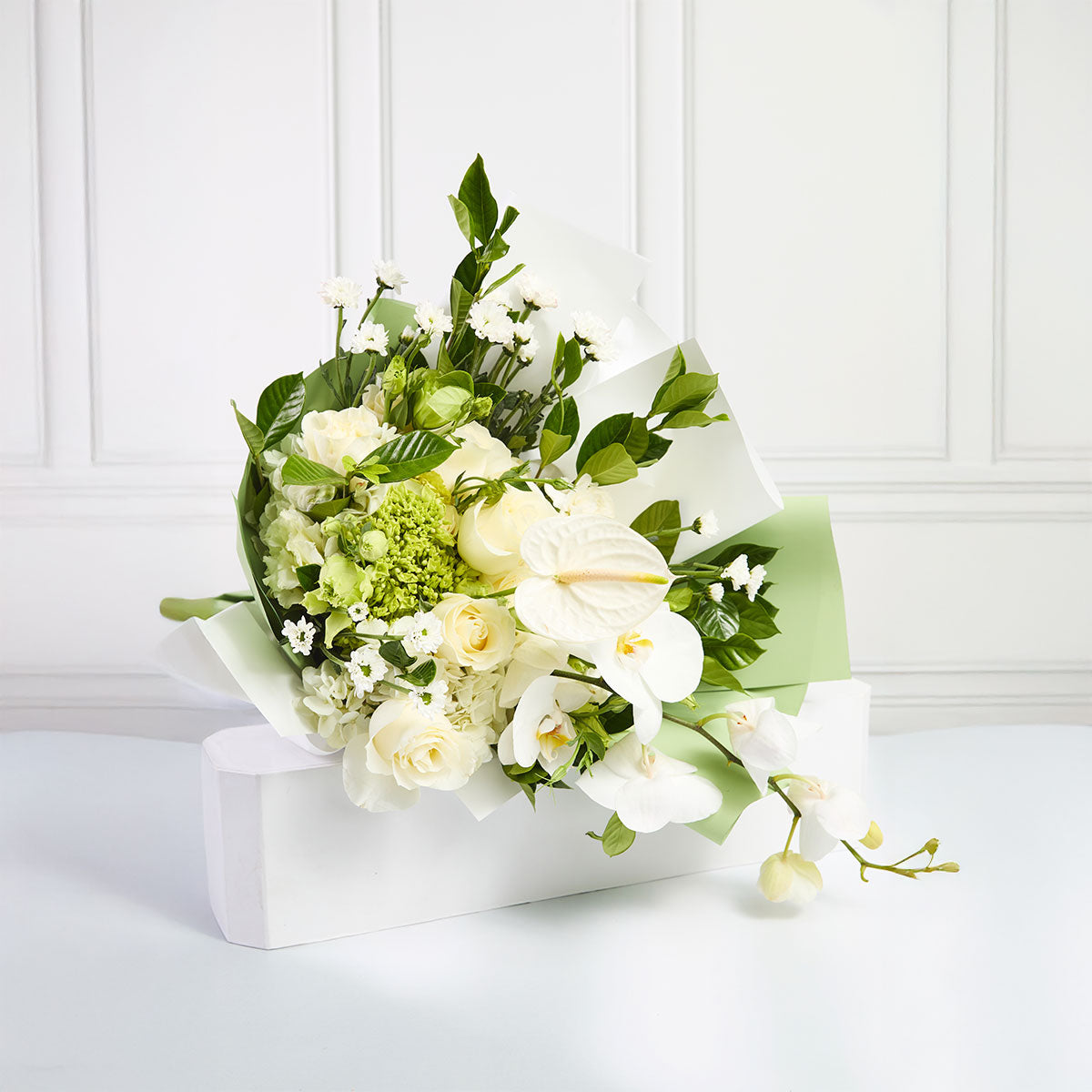 Ramo Verónica: anturio blanco, hortensias, rosas y fino follaje