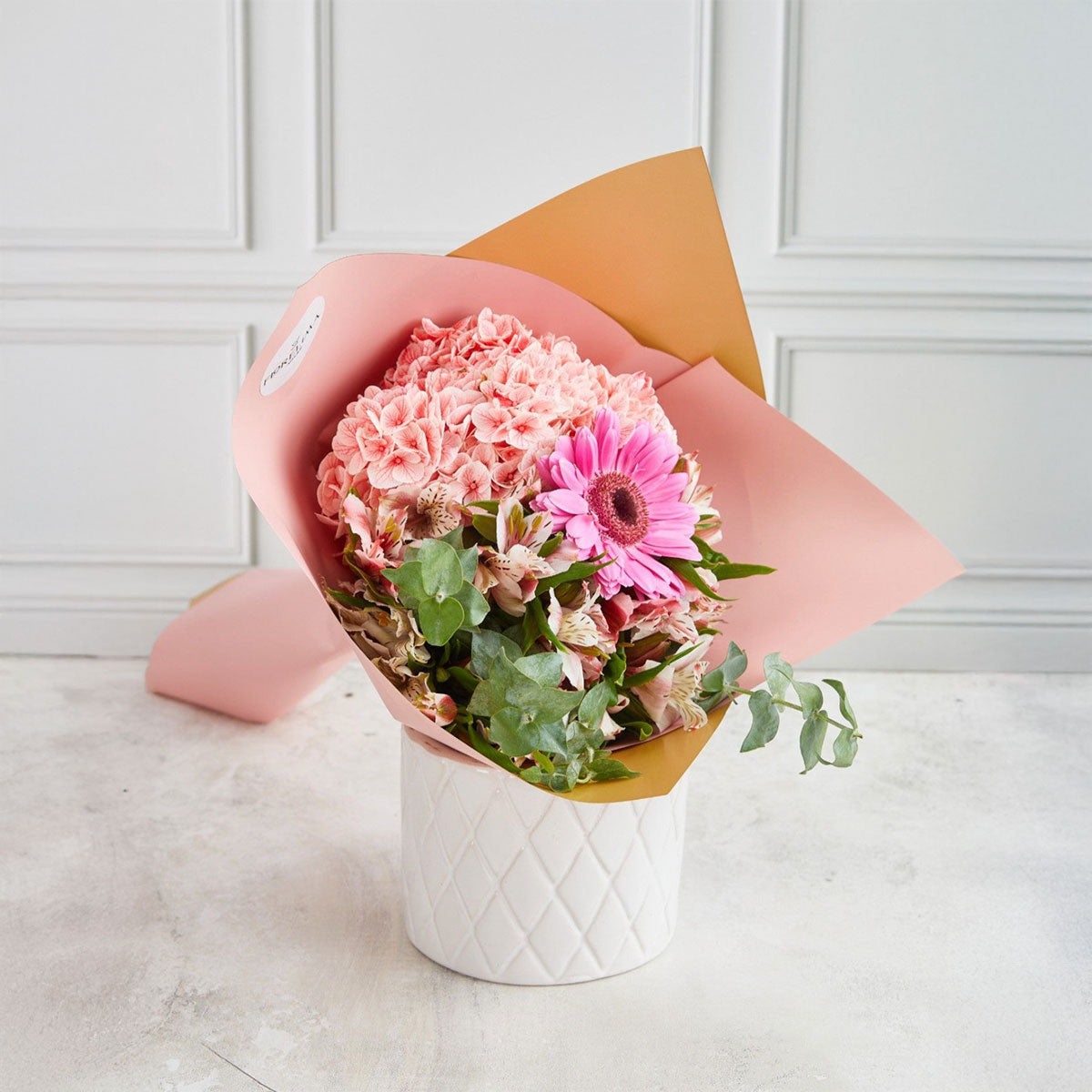 Ramo Dulce Rosa: Ramo Mini Gerbera, Hortensia, Astromelias, Rosas y Fino Follaje