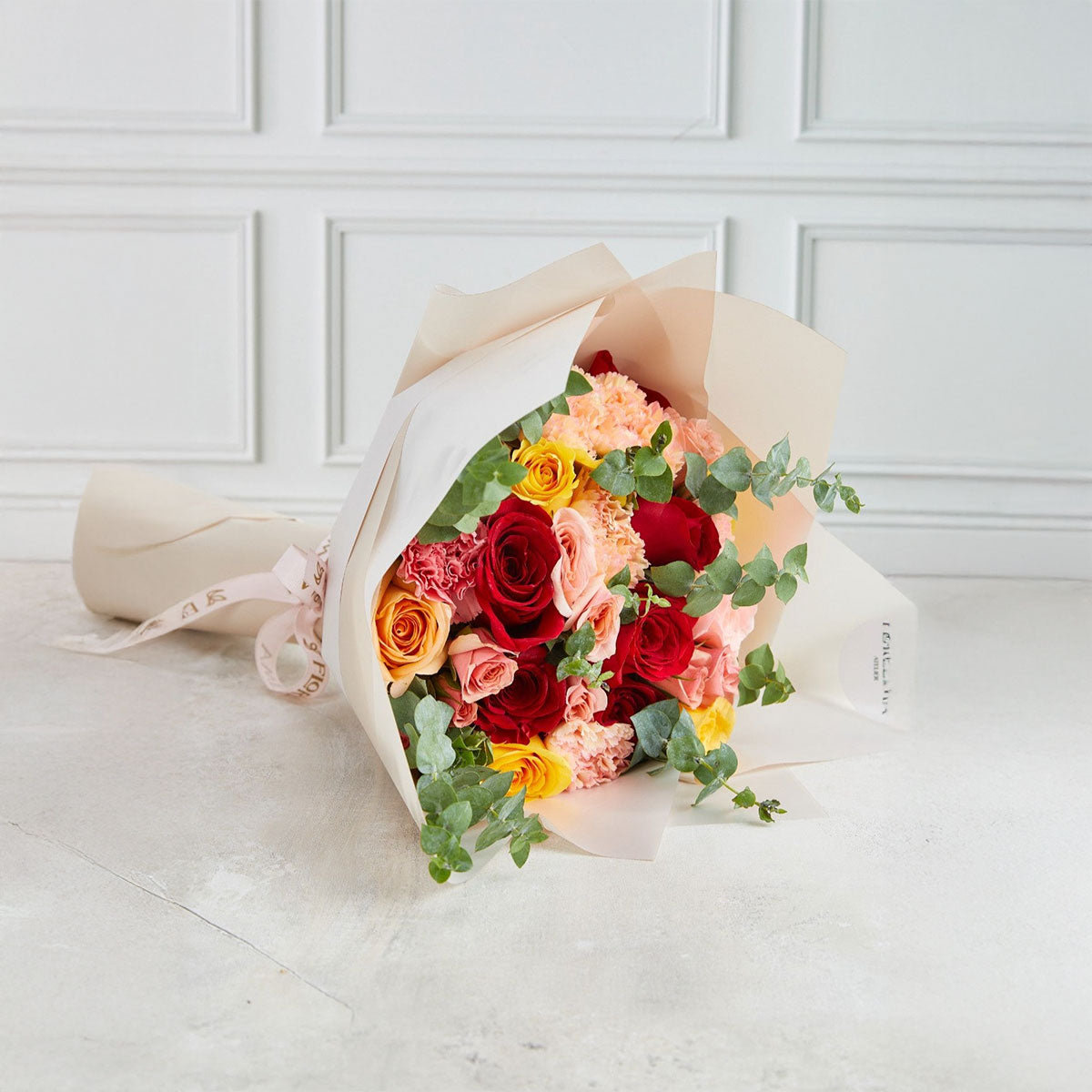 Ramo Emma: Rosas, Mini Rosas y Claveles