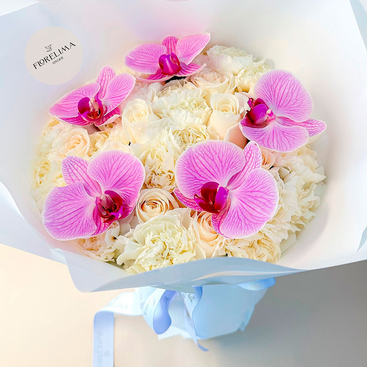 Ramo Diana: Orquídeas Lila, Rosas y Claveles Blancos