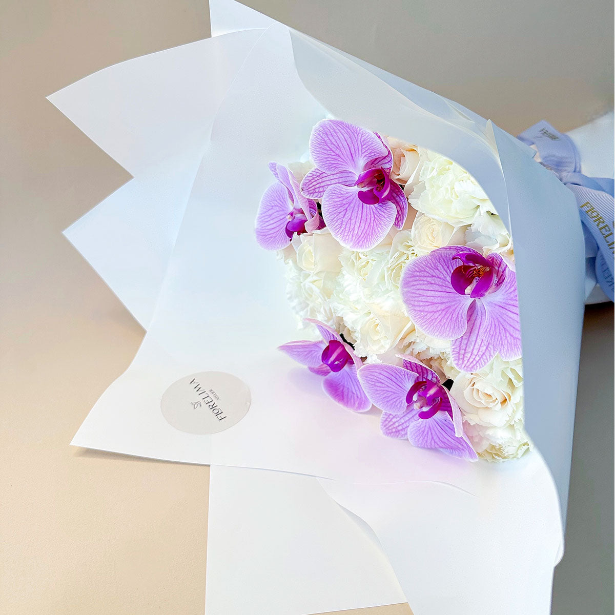 Ramo Diana: Orquídeas Lila, Rosas y Claveles Blancos