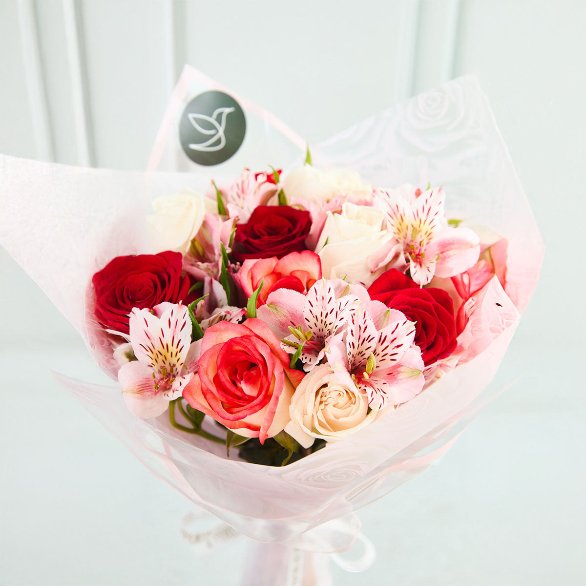 Ramo Rose: 12 Rosas Premium y Astromelias