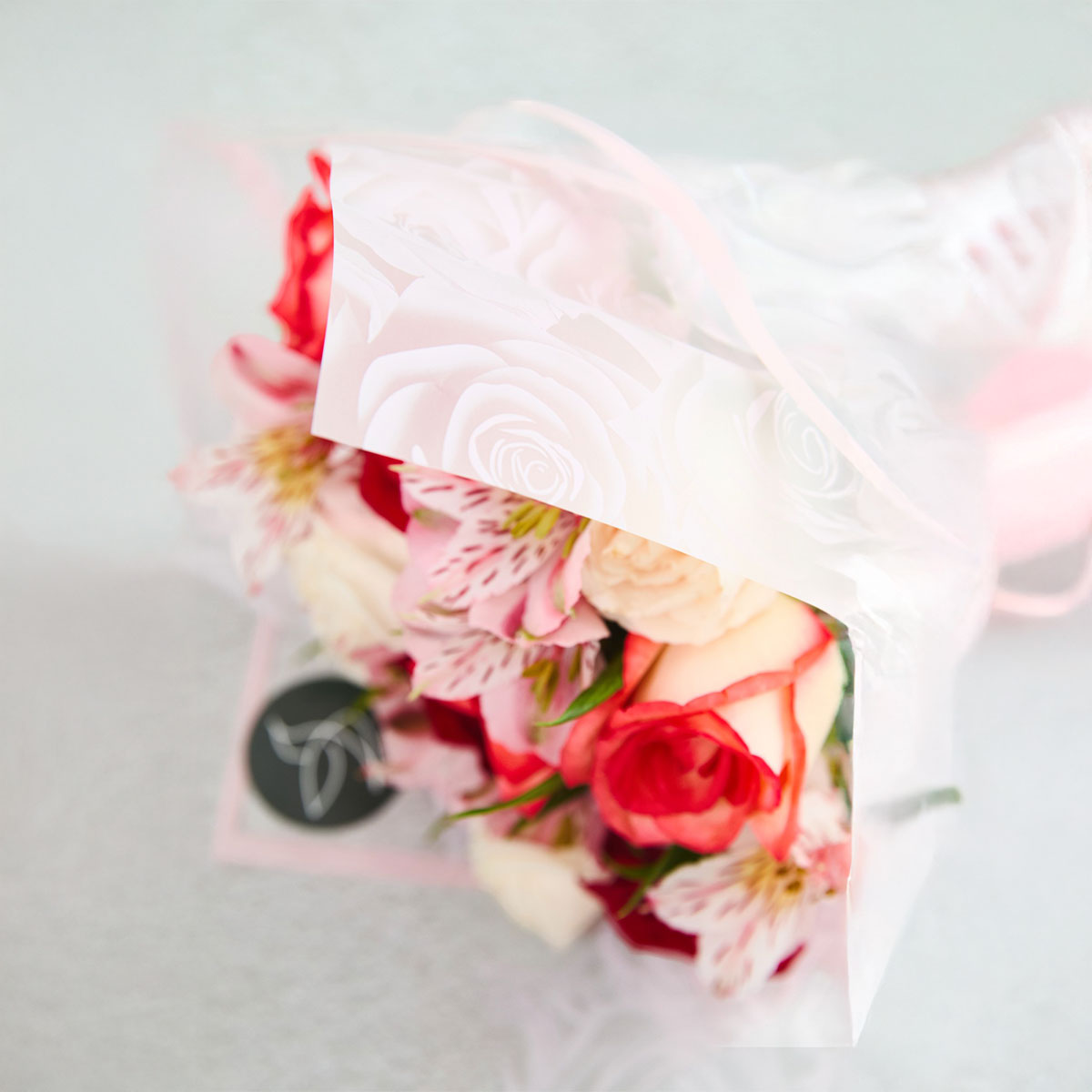 Ramo Rose: 12 Rosas Premium y Astromelias
