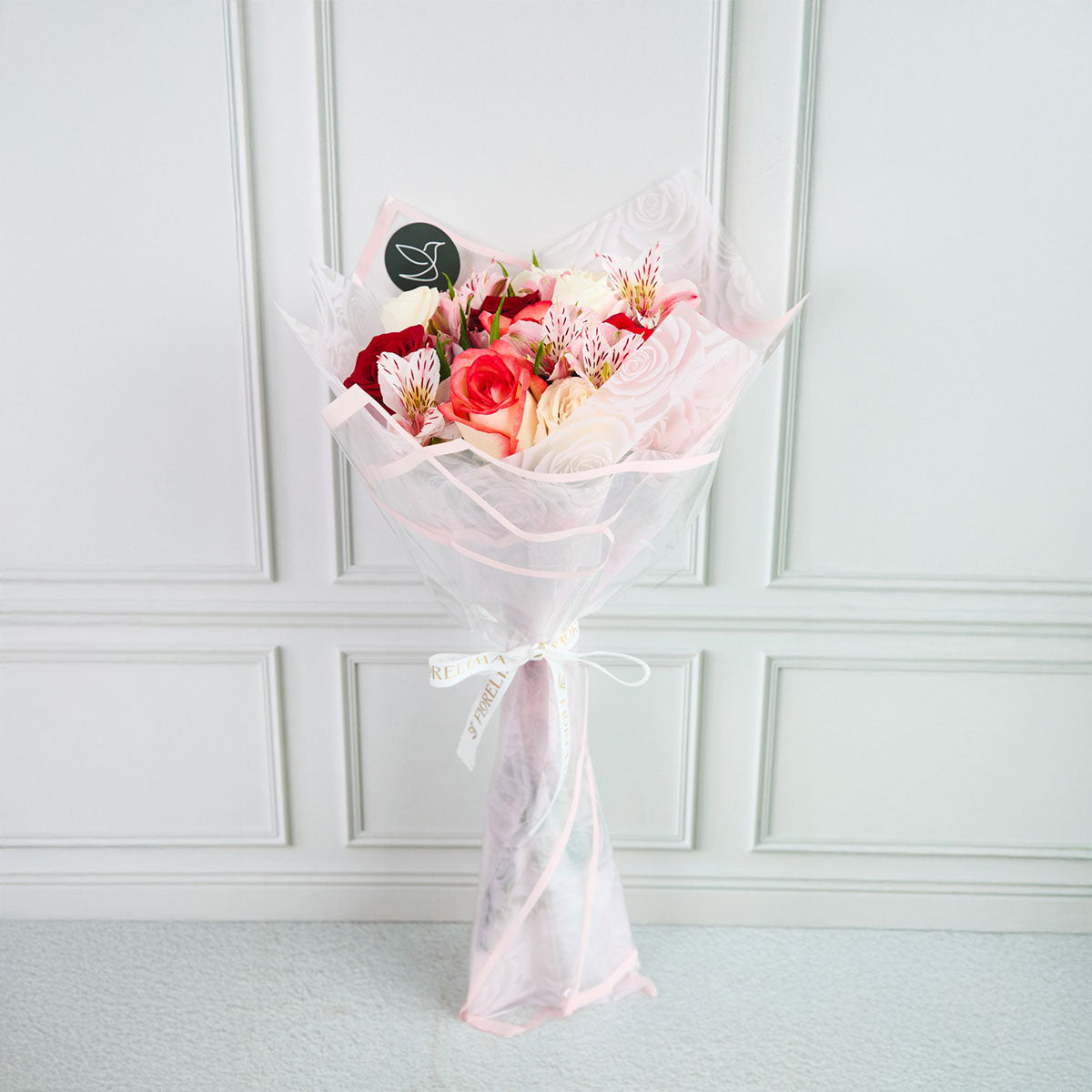 Ramo Rose: 12 Rosas Premium y Astromelias