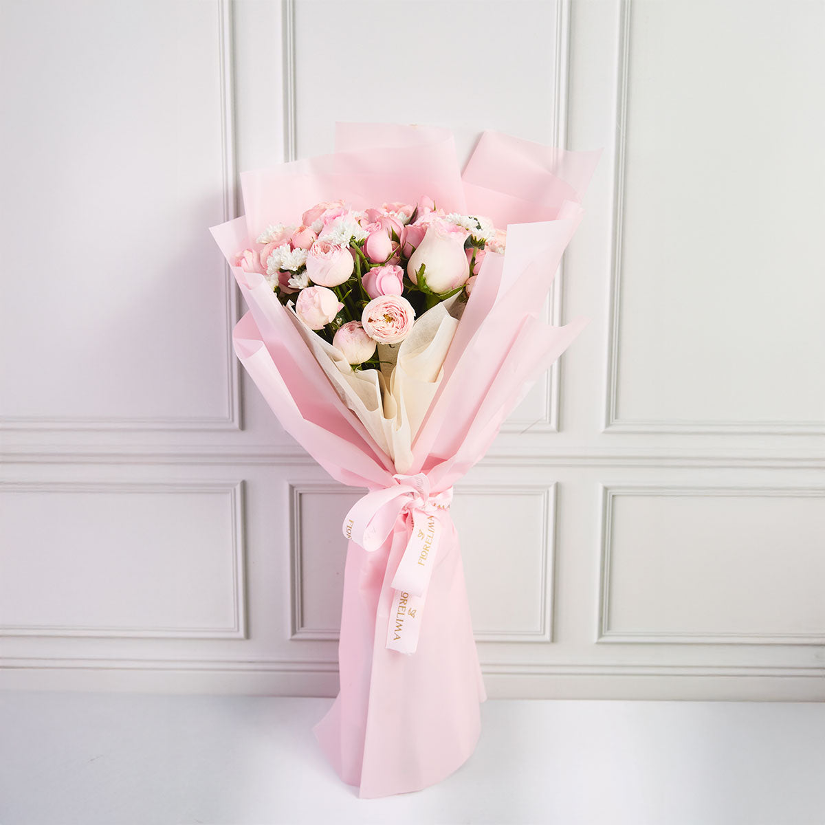 Ramo Lucía : peonias rosadas (Rosas inglesas), rosas rosadas y fijo follaje