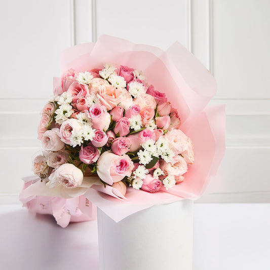 Ramo Lucía : peonias rosadas (Rosas inglesas) , rosas rosadas y fijo follaje