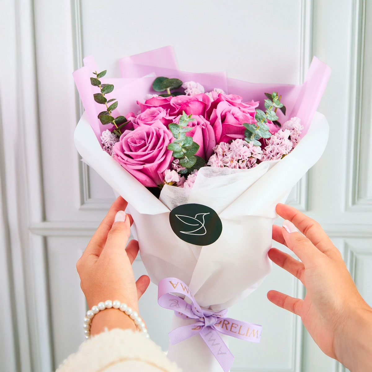 Set Violetta: Ramo 12 Rosas Lilas + Conejita + Globo de Cumpleaños