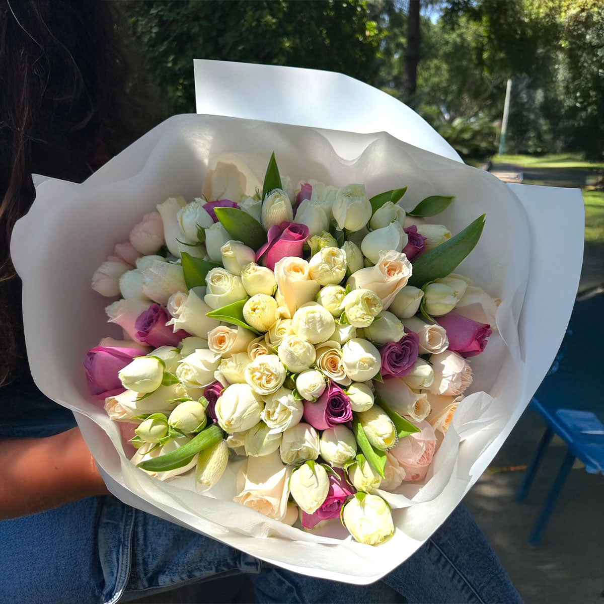 Ramo Buchón Preciosa 100 Flores: Rosas, Tulipanes y Peonias (Rosas Inglesas) - Flores Moradas