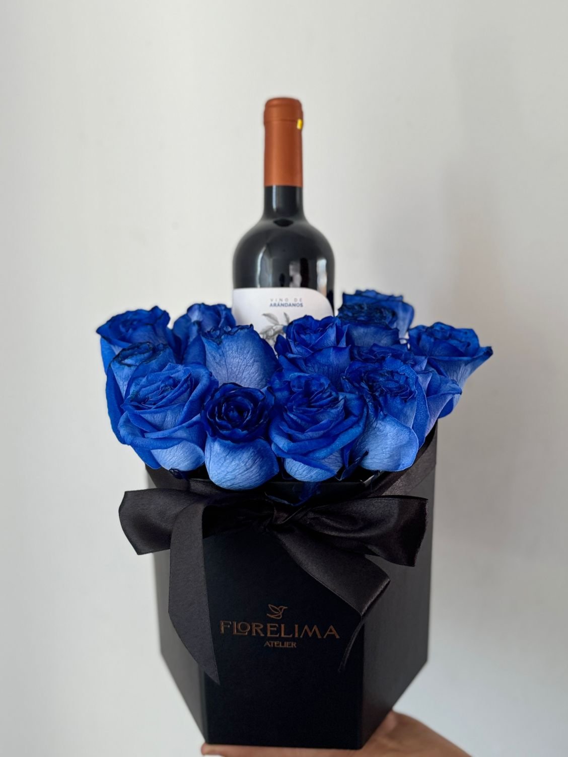 Box rosas azules y Vino Casillero del Diablo.