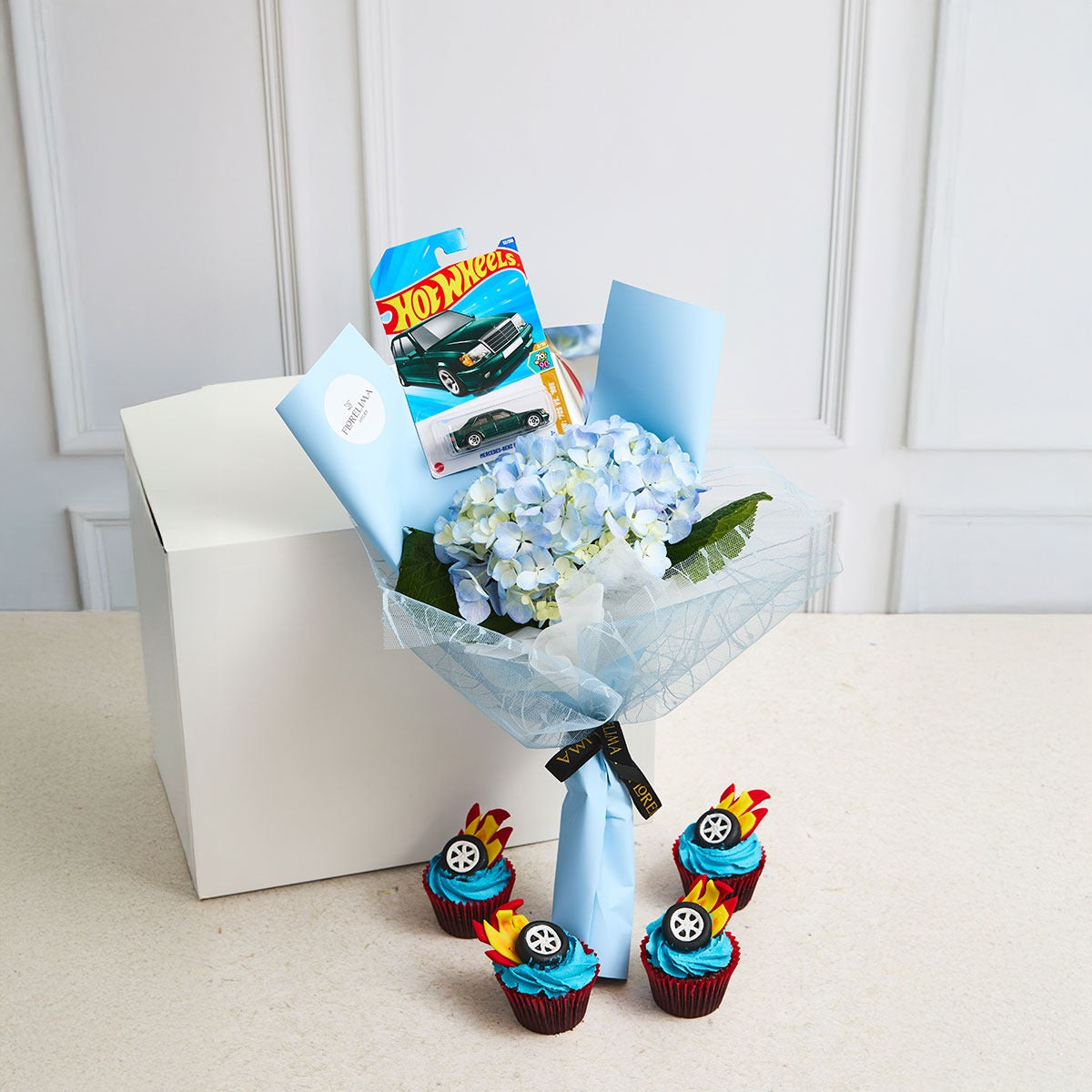 Ramo hortensias y 4 mini cup cakes Hotwheels