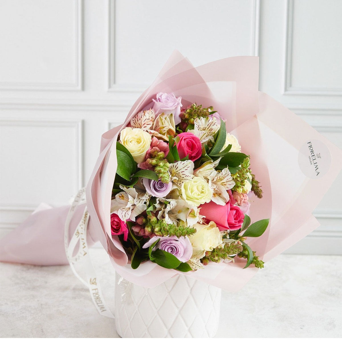 Ramo Enchanted: Rosas, Dogo y Astromelias - Flores Moradas