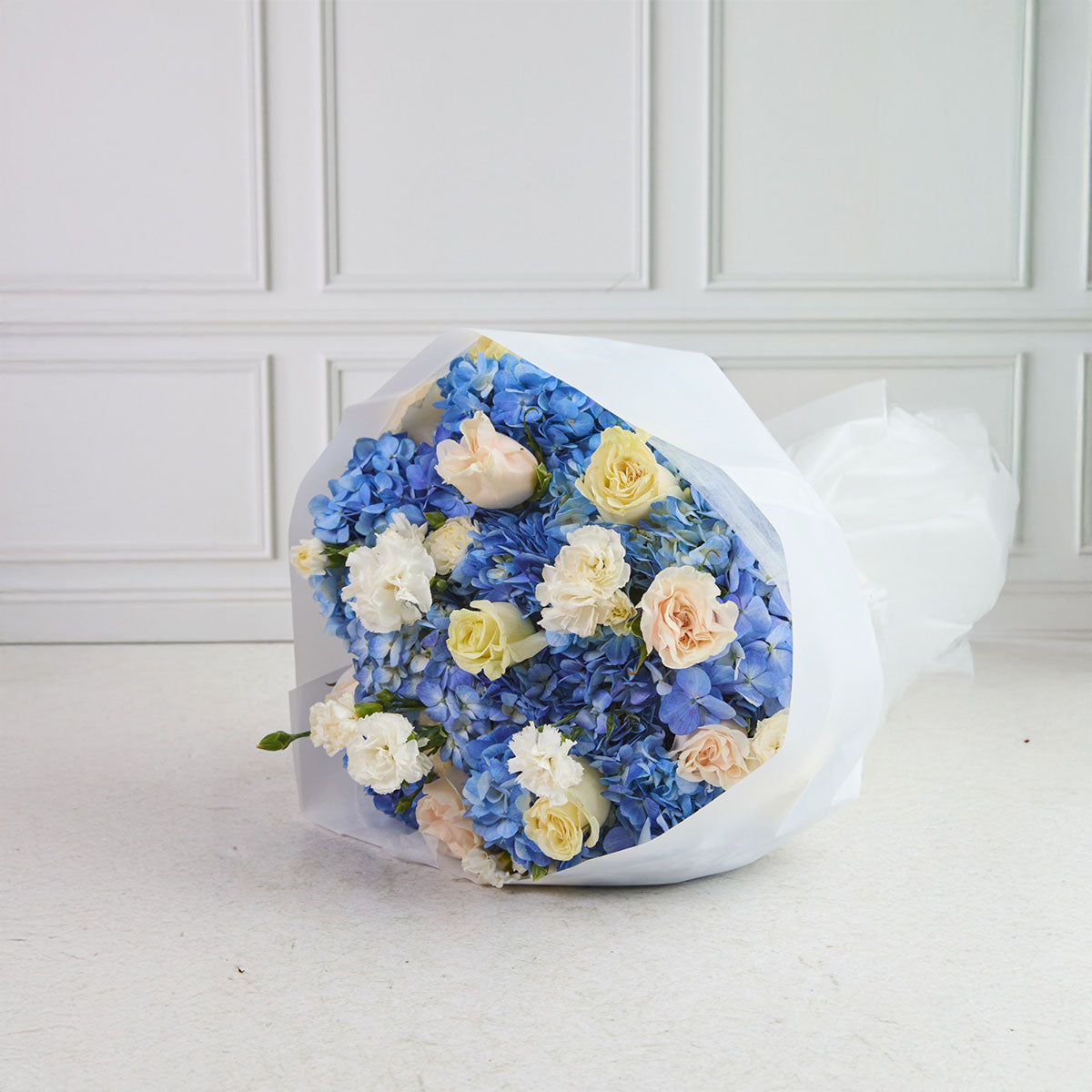 Ramo de hortensias celestes, rosas y clavel blanco