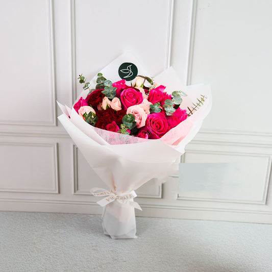 Ramo  Te amo : Rosas premium y mini rosas