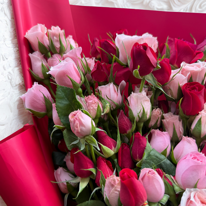 Ramo de Mini rosas rosadas y rojas