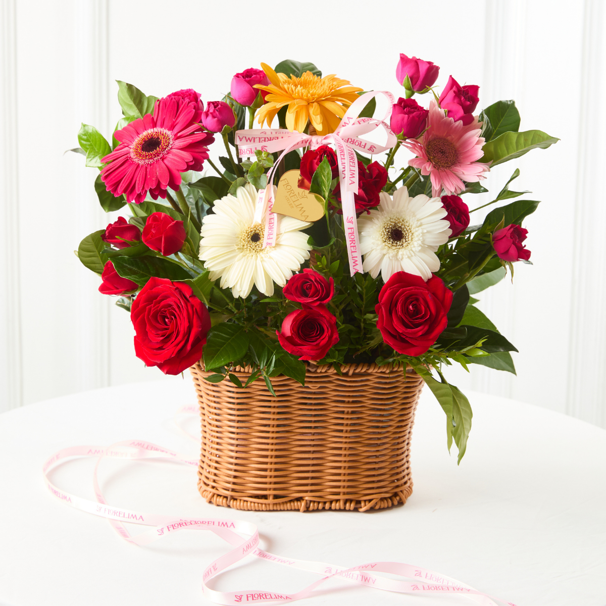 Canasta de Rosas y Gerberas