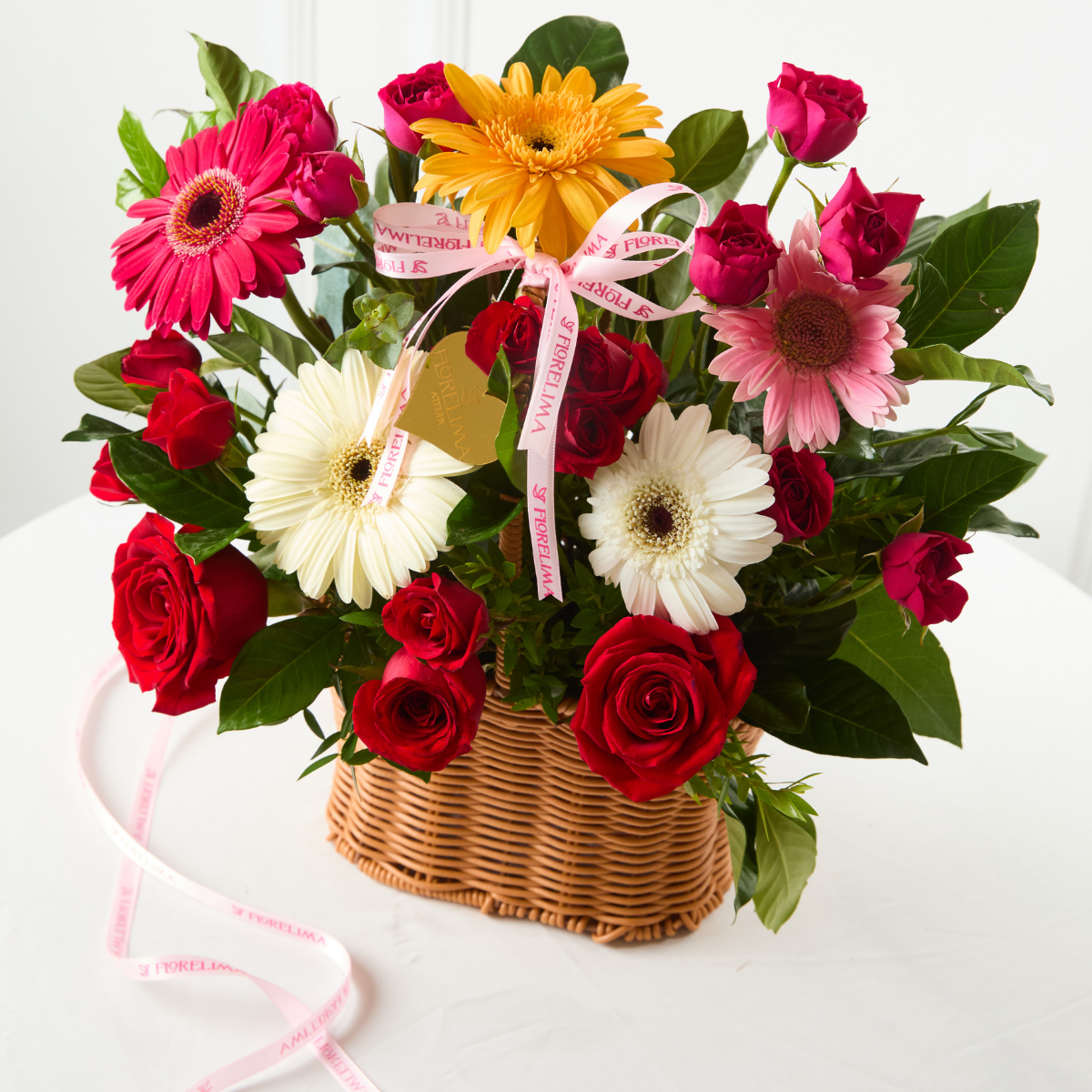 Canasta de Rosas y Gerberas