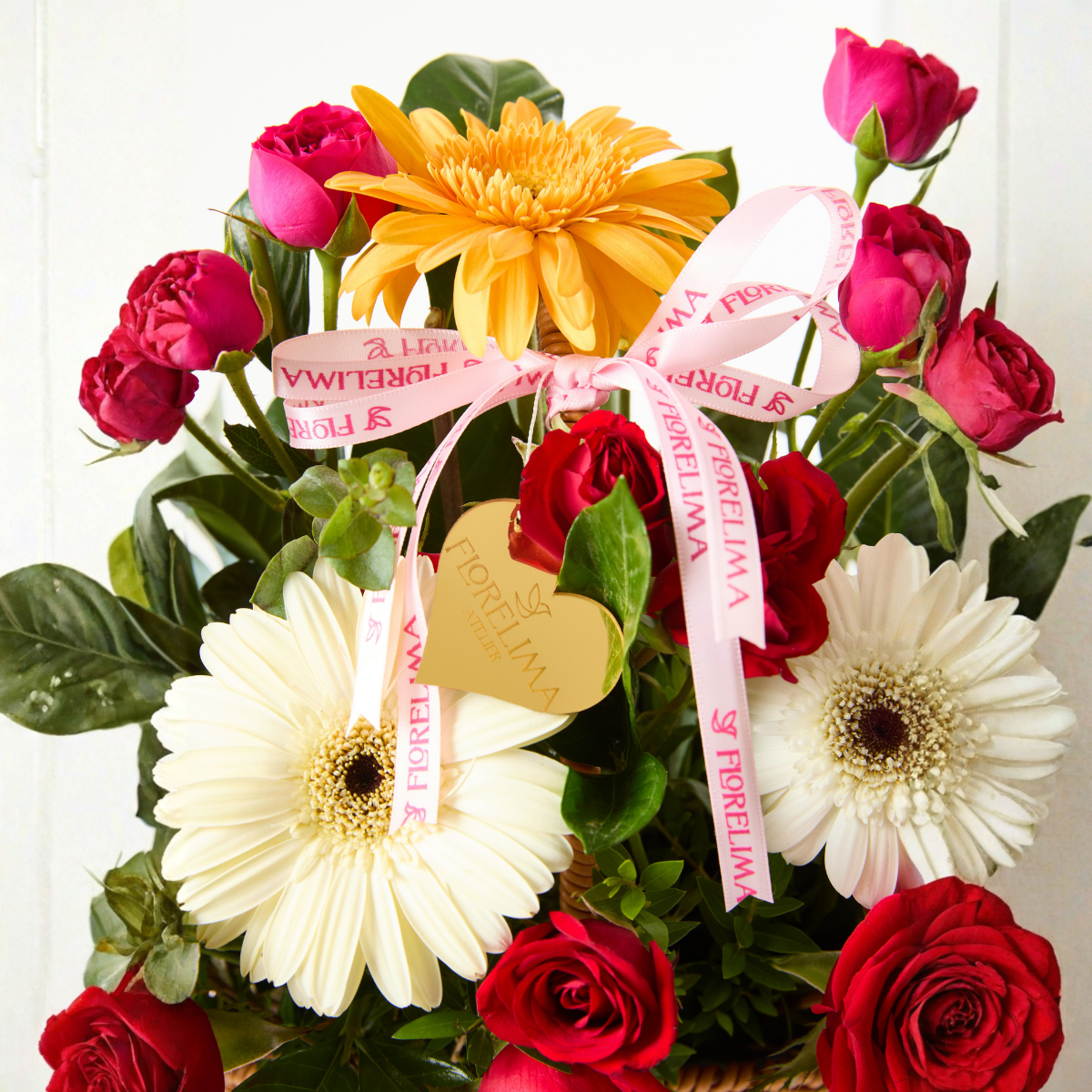 Canasta de Rosas y Gerberas