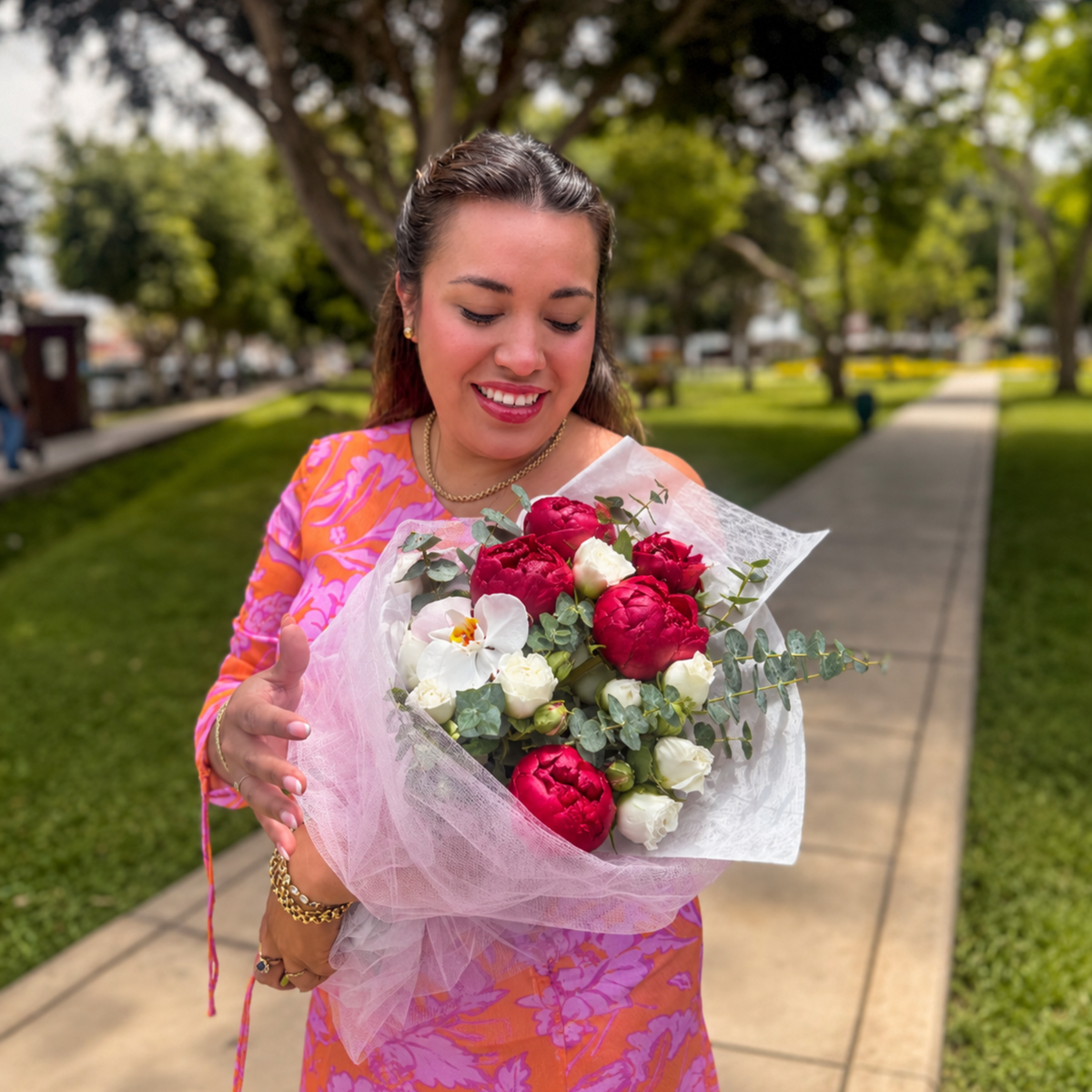 Isabelle | Peonías, mini rosas y Orquídea