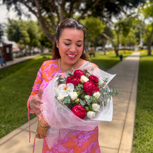 Isabelle | Peonías, mini rosas y Orquídea