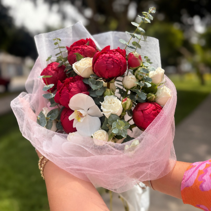 Isabelle | Peonías, mini rosas y Orquídea