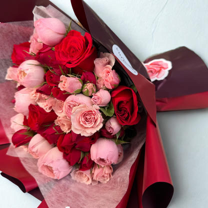 Ramo Valentina: peonias rosadas( Rosas inglesas), mini rosas y rosas rojas