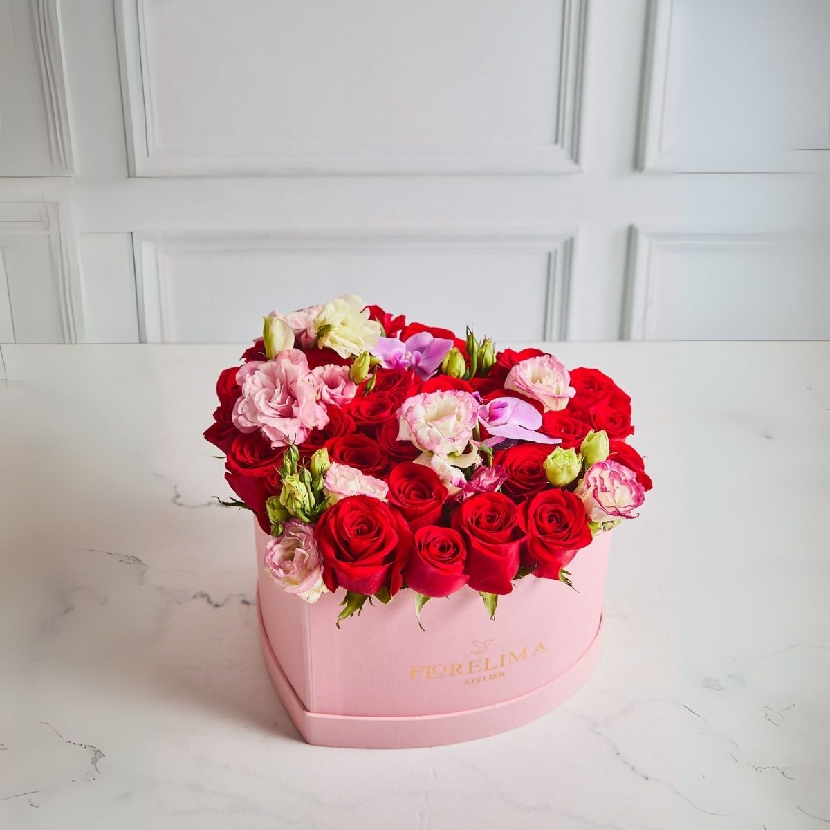 Corazón de pasión: rosas rojas y lisianthus