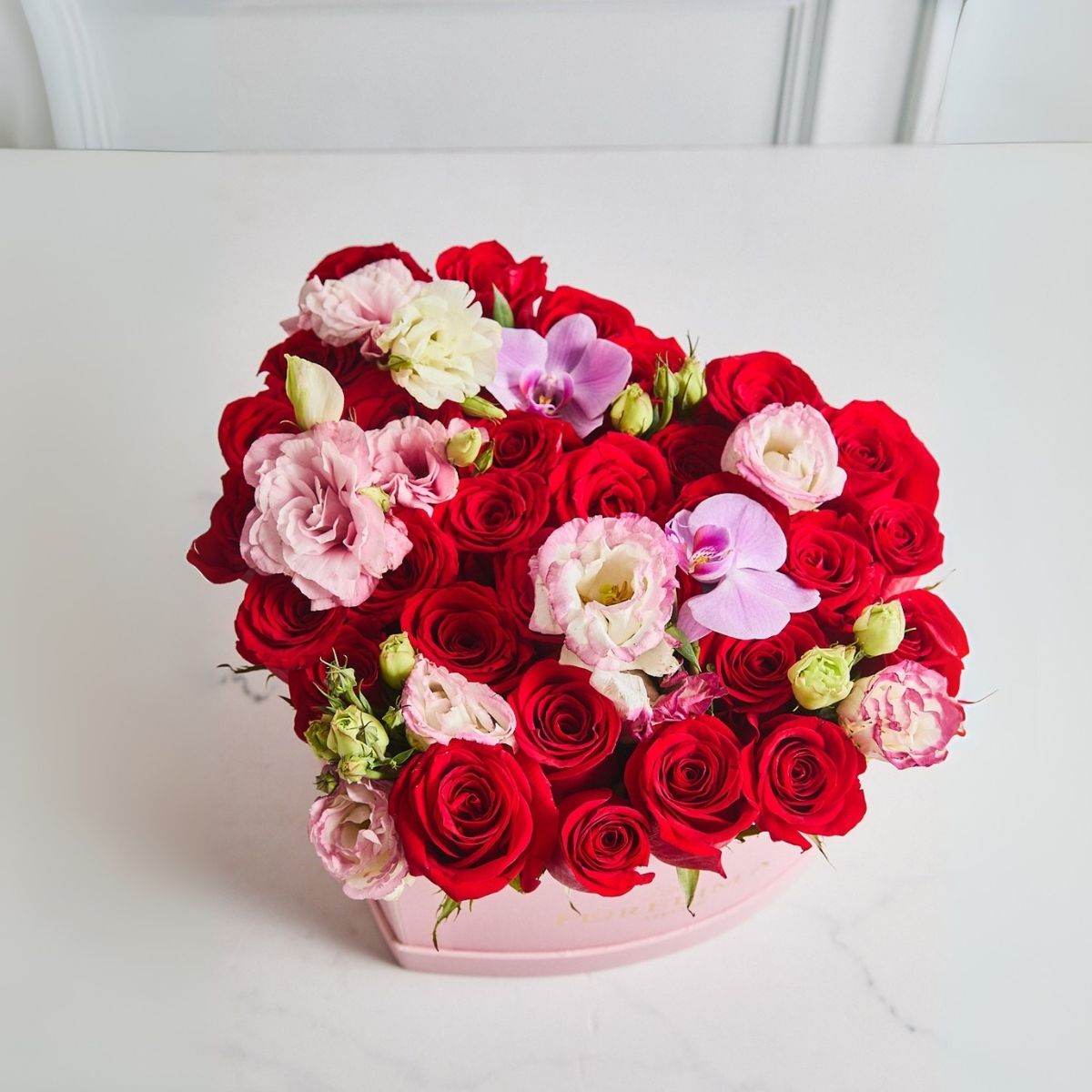 Corazón de pasión: rosas rojas y lisianthus
