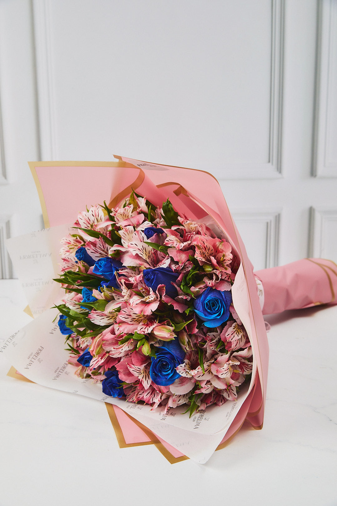 Ramo de Astromelias y Rosas Azules