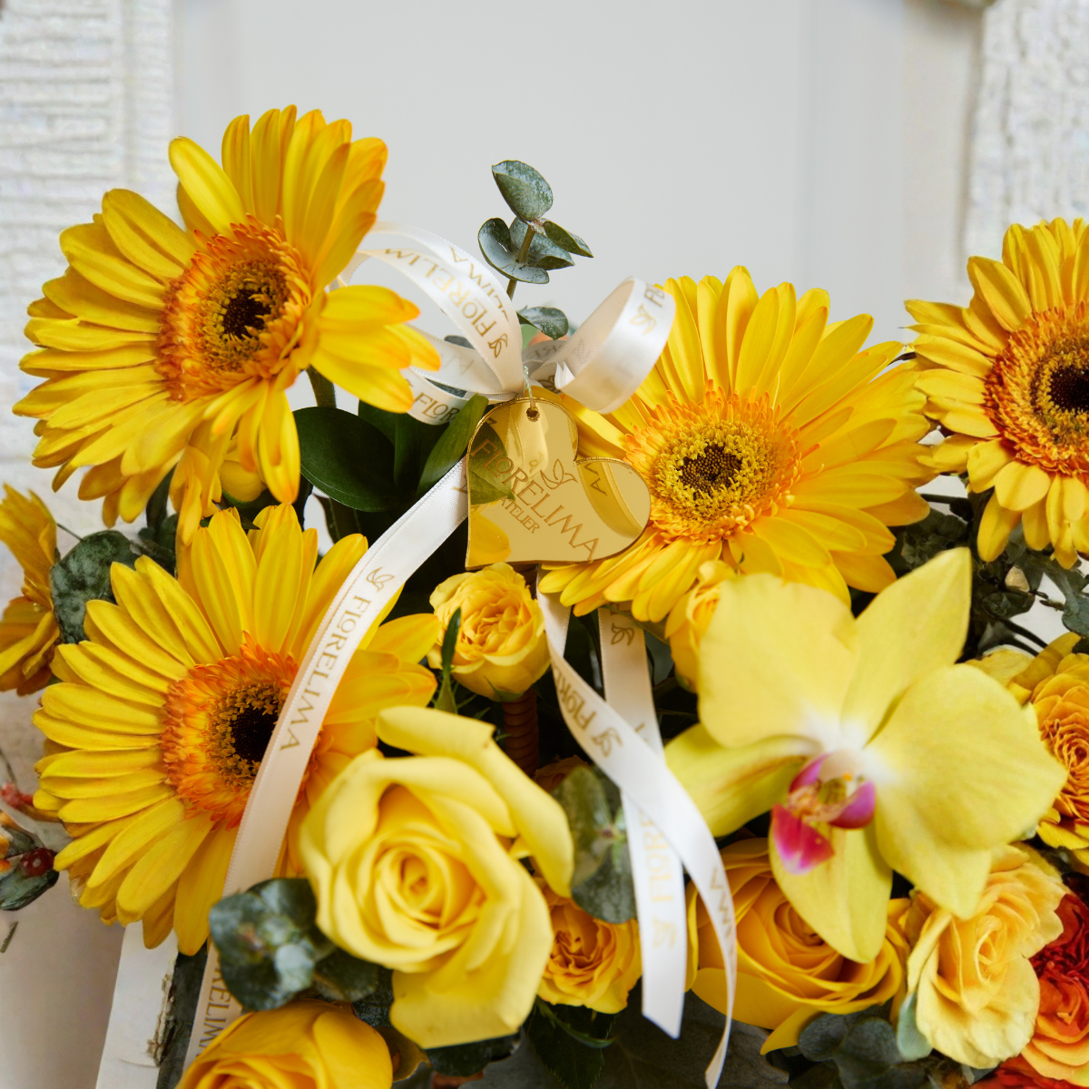 Canasta de Gerberas y Orquídeas Amarillas