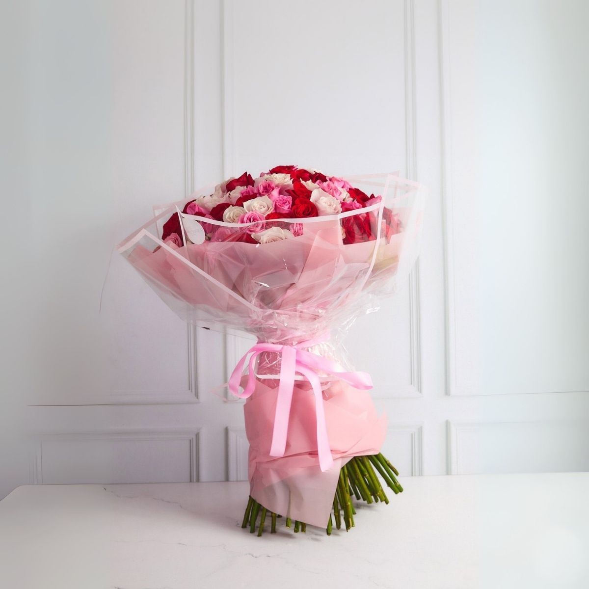 Ramo Majestuoso 100 rosas: rojo, rosado y blanco