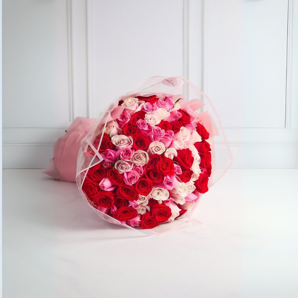 Ramo Majestuoso 100 rosas: rojo, rosado y blanco