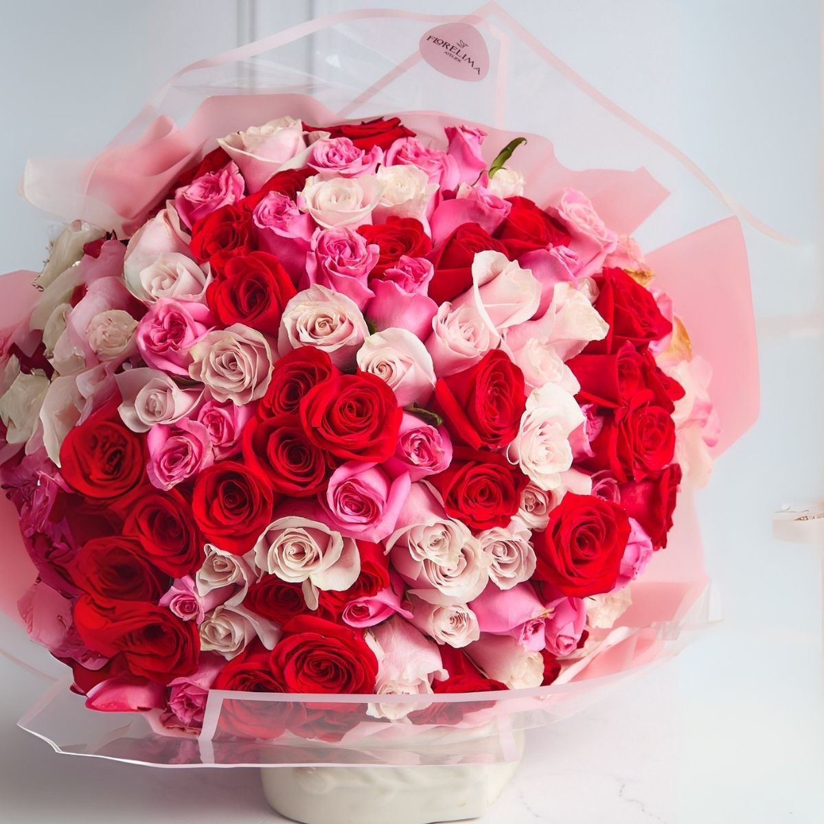 Ramo Majestuoso 100 rosas: rojo, rosado y blanco