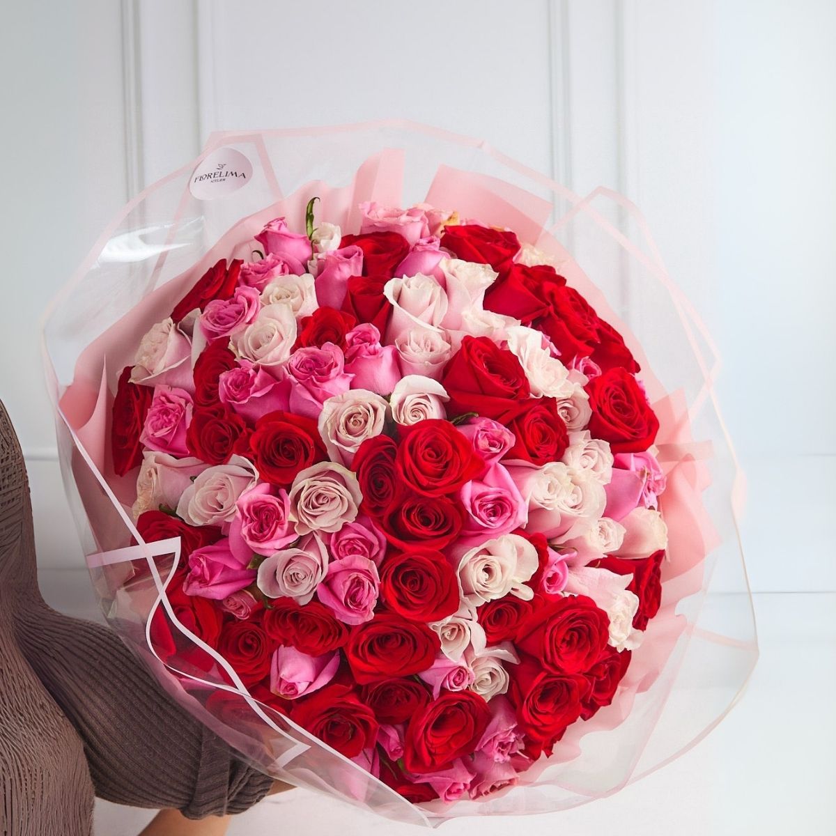 Ramo Majestuoso 100 rosas: rojo, rosado y blanco