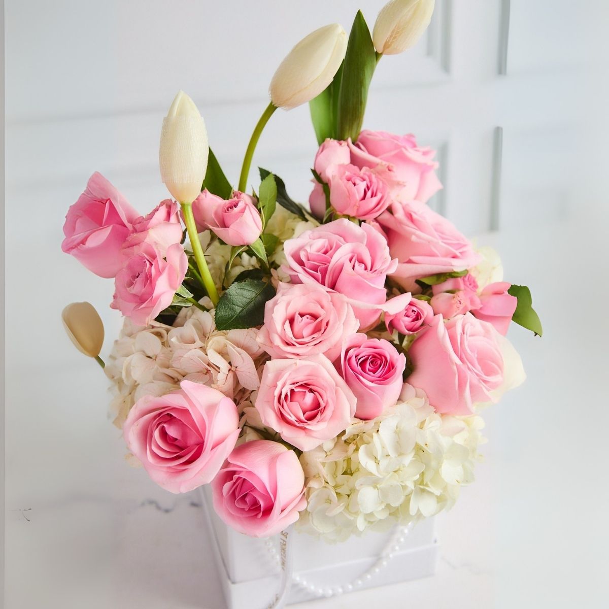 Box de  3 Tulipanes Blancos, Rosas y Hortensias