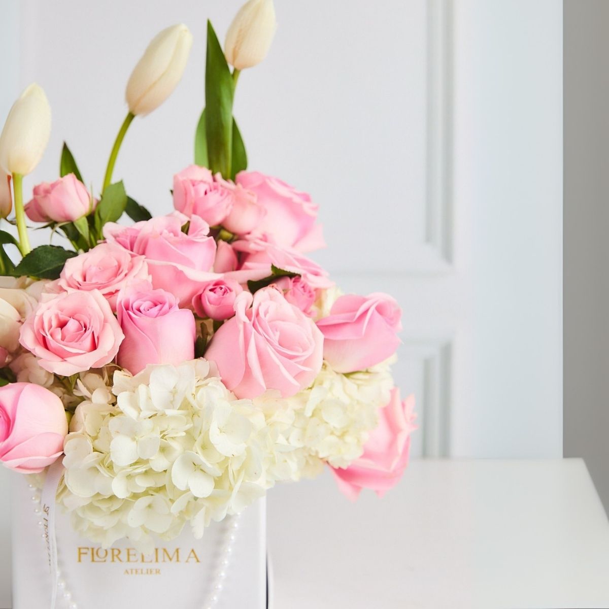 Box de  3 Tulipanes Blancos, Rosas y Hortensias