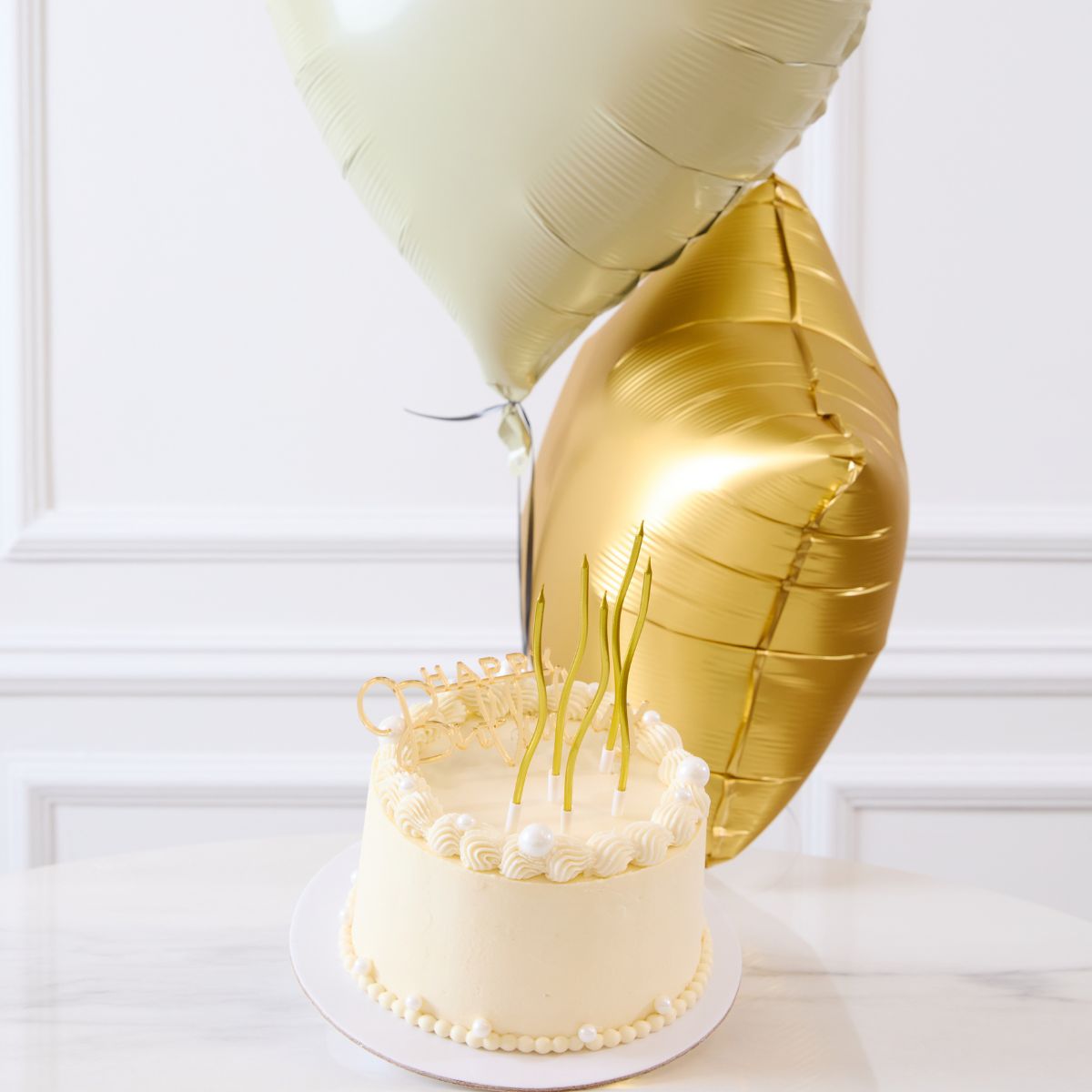 Torta De Cumpleaños y bouquet de Globos en tonos dorados