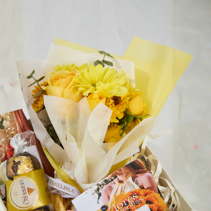 Box Flores Amarillas -Mini ramo, cuadro, pañuelo y Ferrero