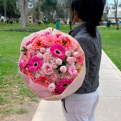 Ramo Rosa XL: Peonias (Rosas inglesas), Hortensias, Gerberas, Claveles, Rosas de Jardìn