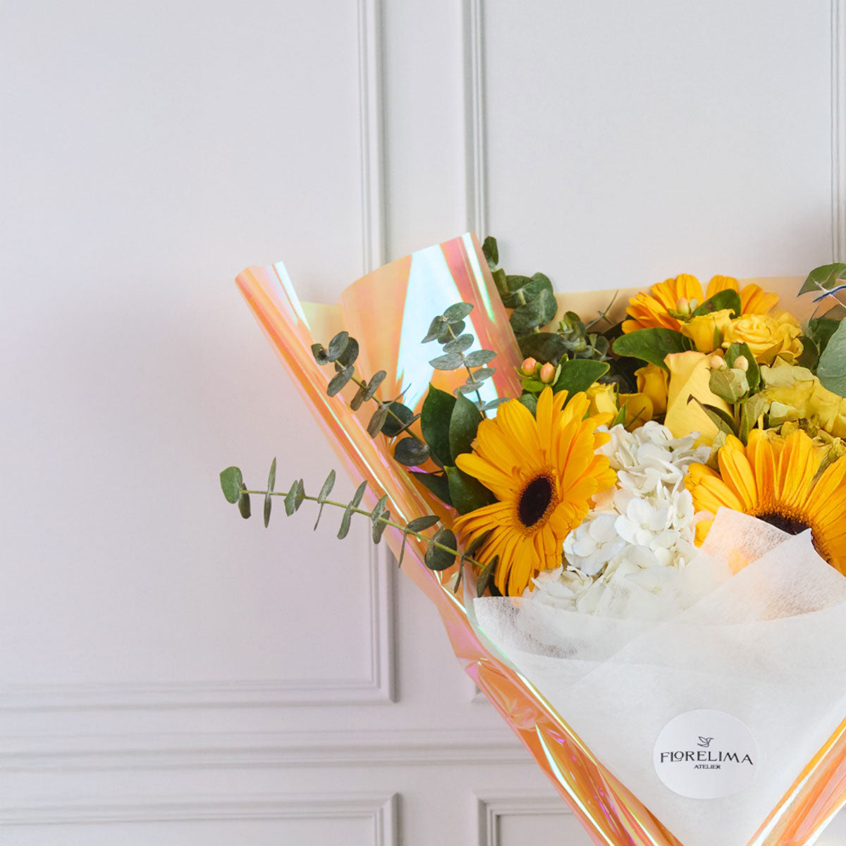 Gerbera amarilla y mini rosas