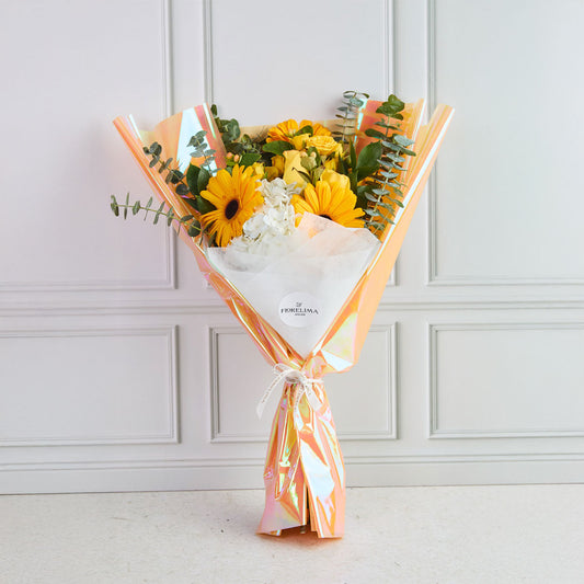 Gerbera amarilla y mini rosas